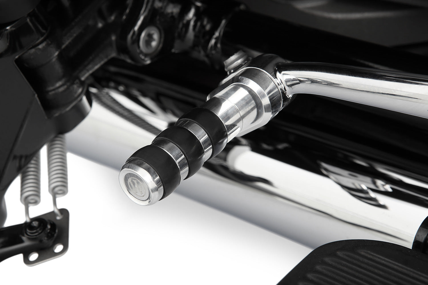 Our gear-shifter extension replaces the series standard lever. At 60 mm, it’s 50% longer (!) than the original.