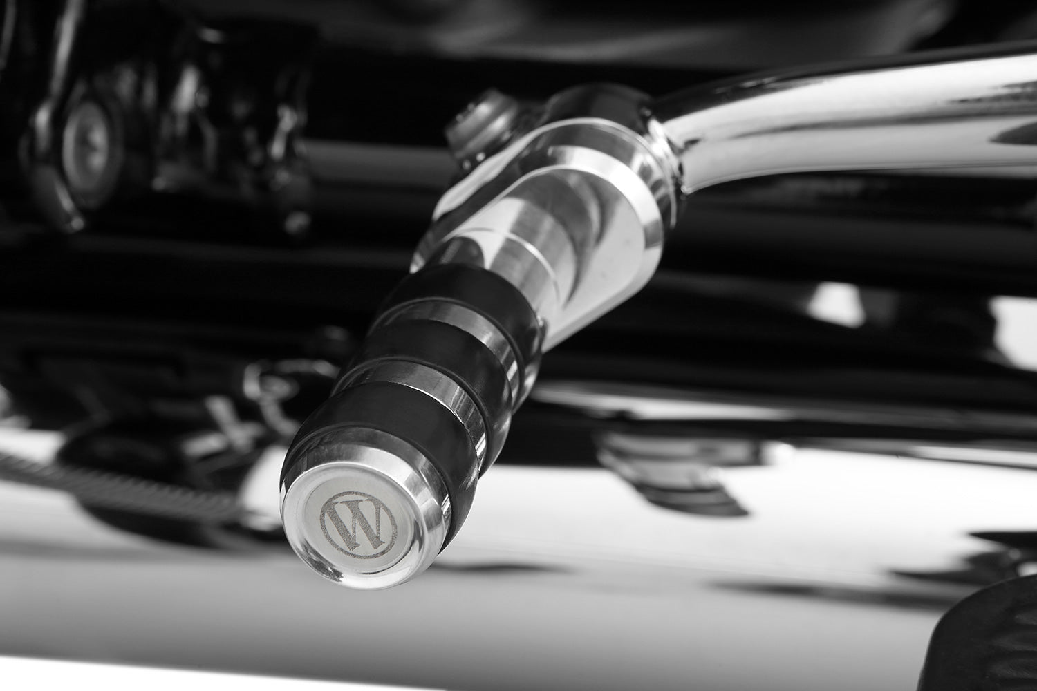 Our gear-shifter extension replaces the series standard lever. At 60 mm, it’s 50% longer (!) than the original.