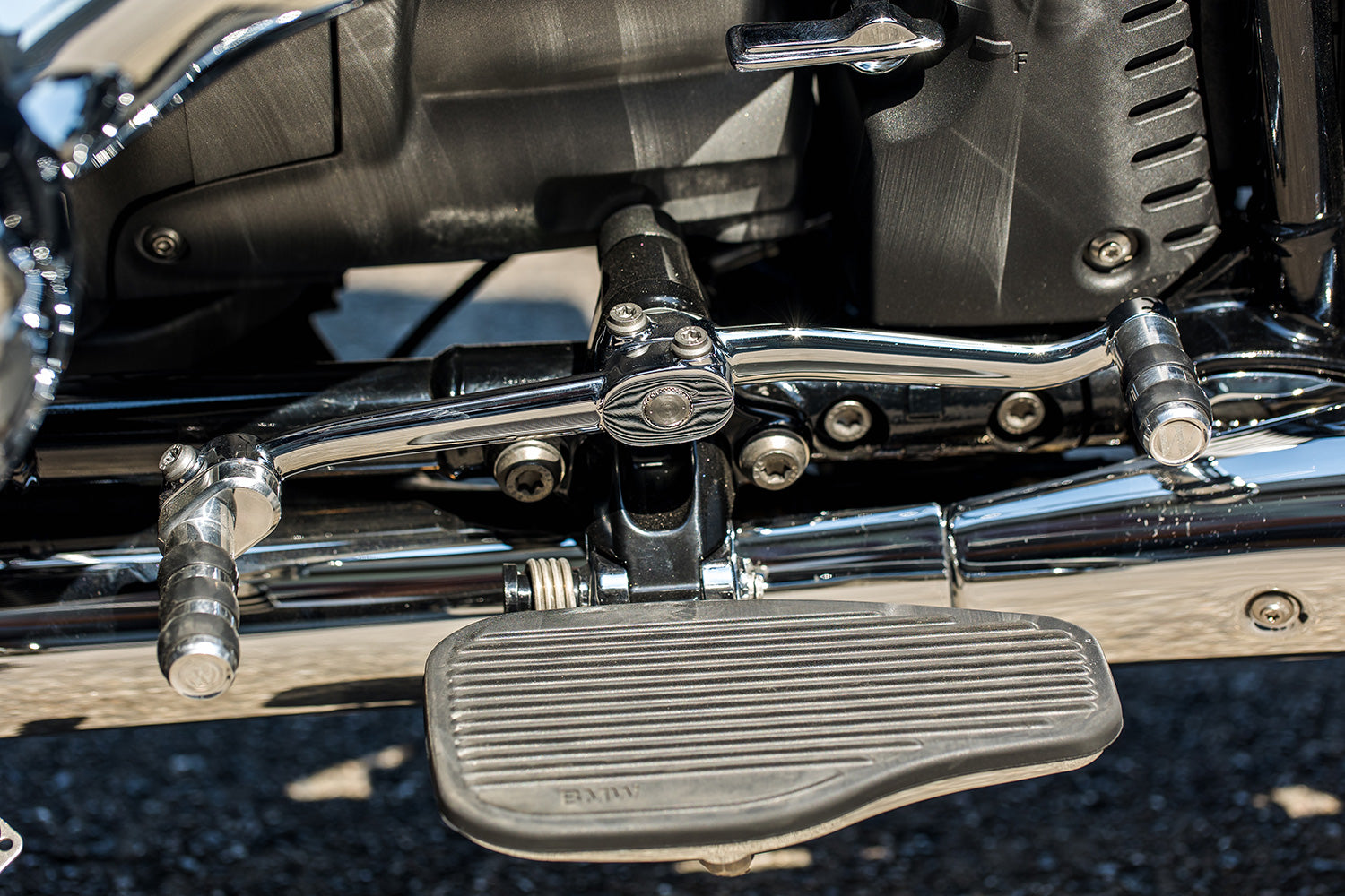 Our gear-shifter extension replaces the series standard lever. At 60 mm, it’s 50% longer (!) than the original.