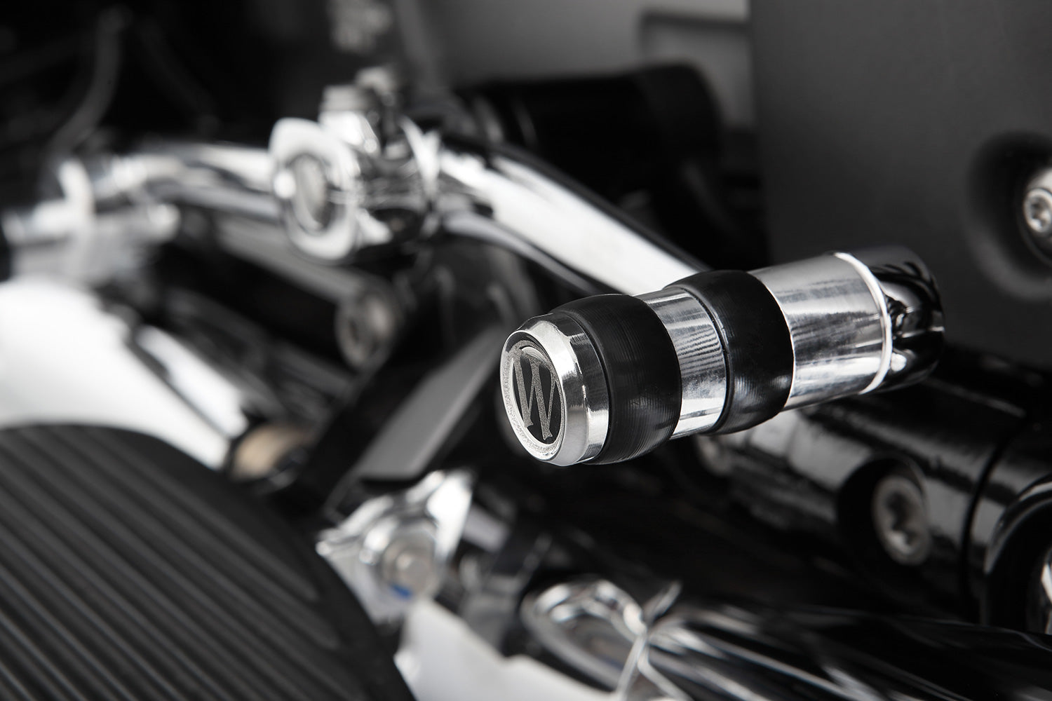 Our gear-shifter extension replaces the series standard lever. At 50 mm, it’s twice as long (!) as the original.