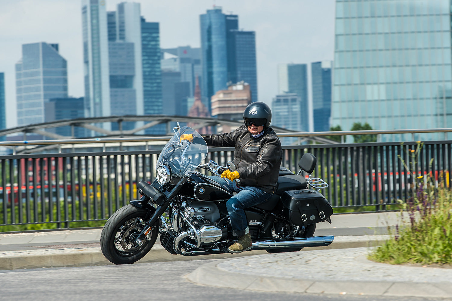 Our gear-shifter extension replaces the series standard lever. At 50 mm, it’s twice as long (!) as the original.
