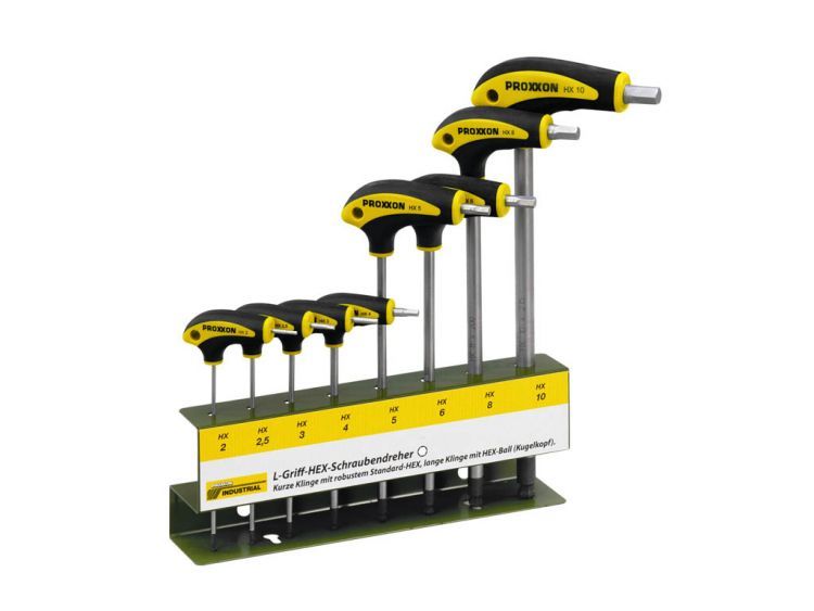 Graduated handle sizes according to the torque of the respective blade size