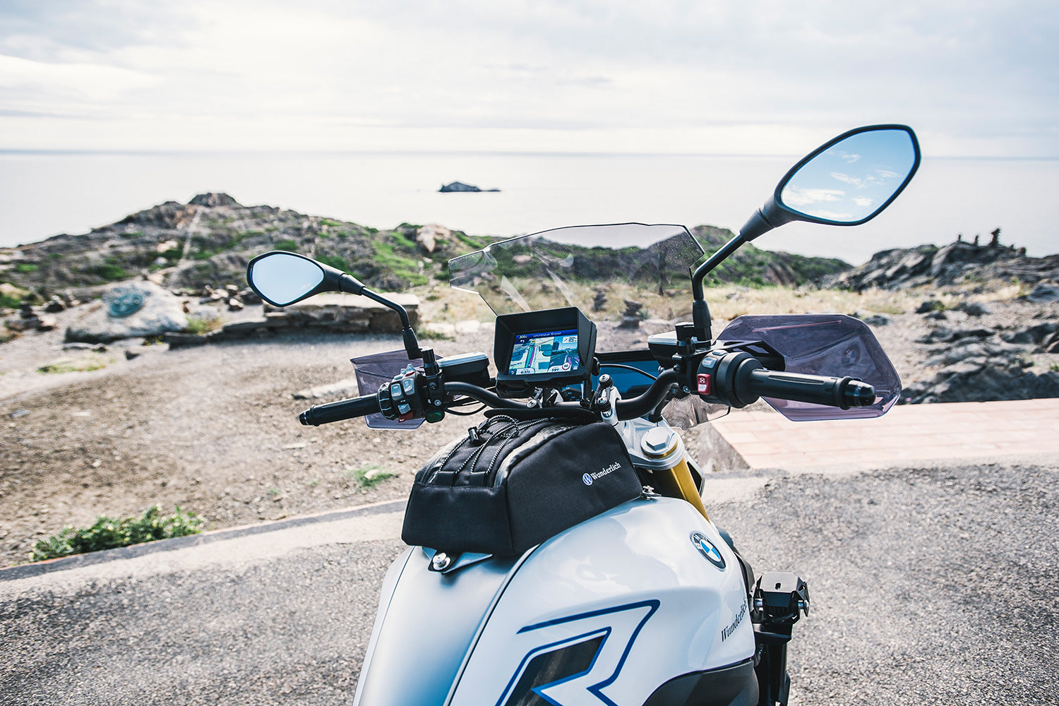 Professional, reliable power supply for your navigation or other end devices in the cockpit