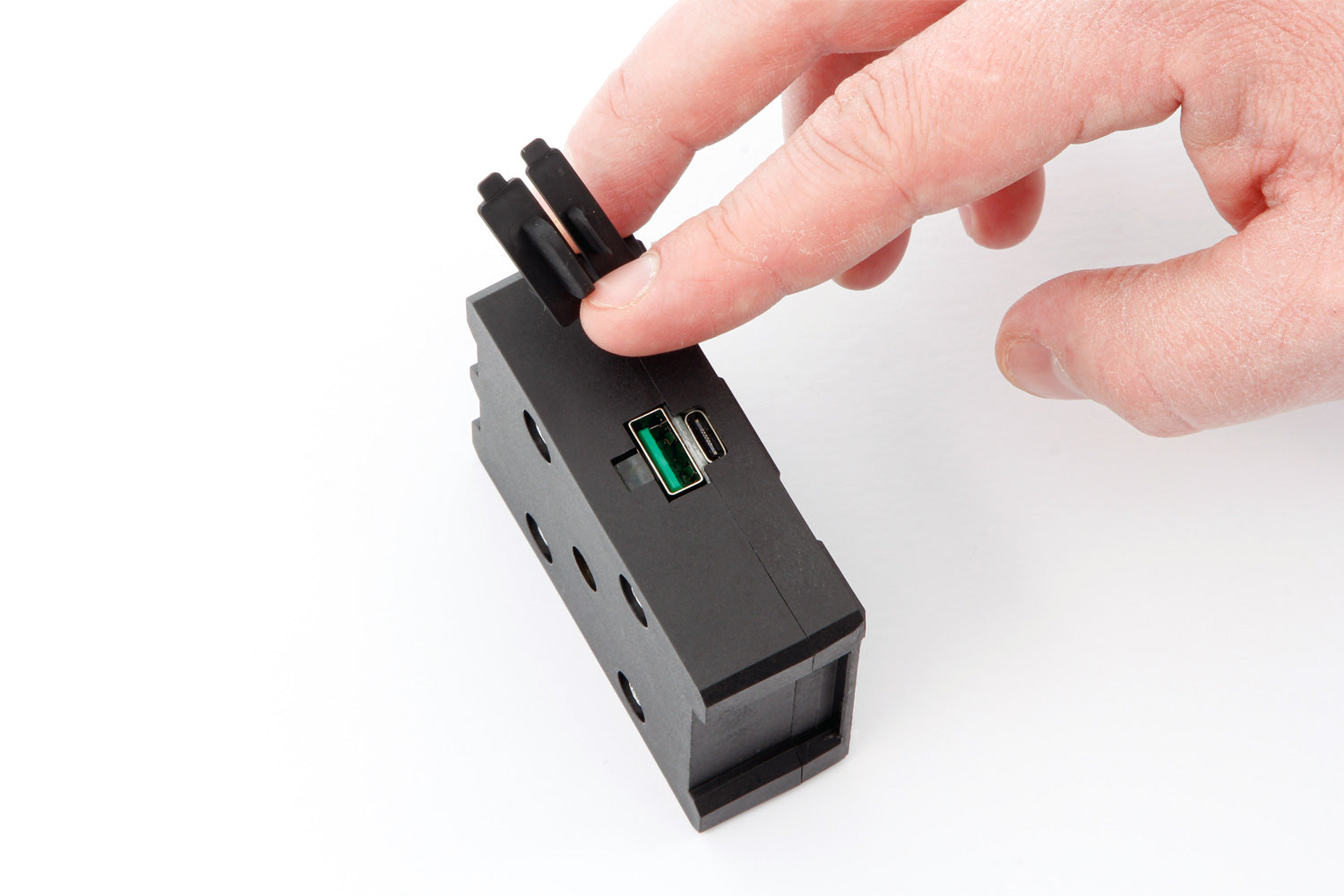 Our thoroughly practical USB charging box fits all BMWs with the factory-side BMW navigation preparation (Navigator V, VI).