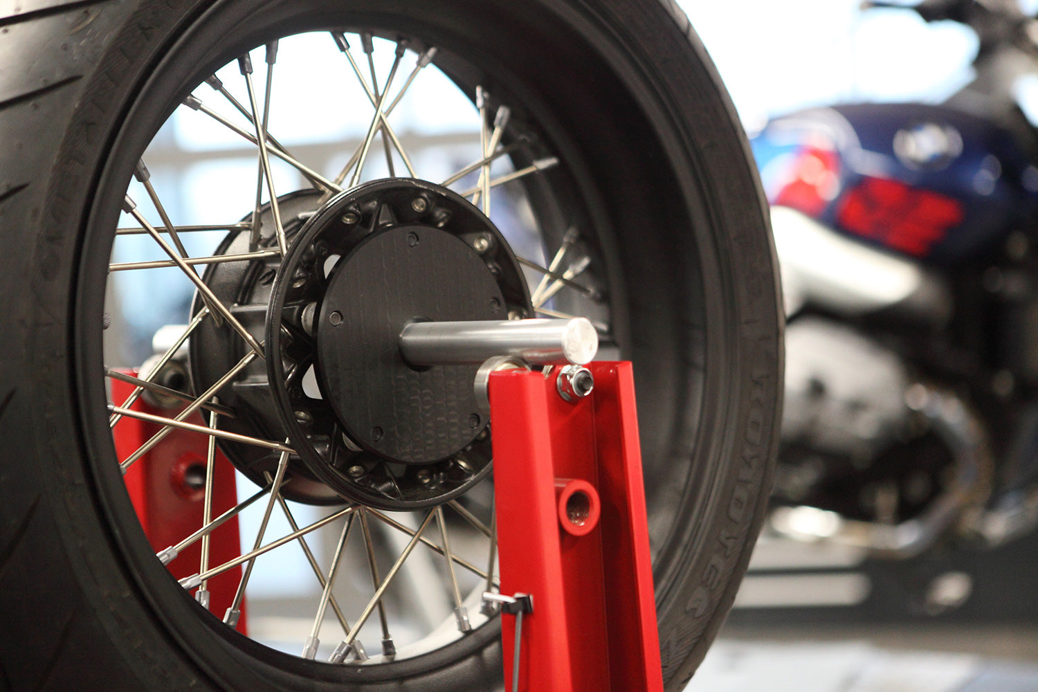 This means the 25 mm axles of standard balancers or balancing stands can be used