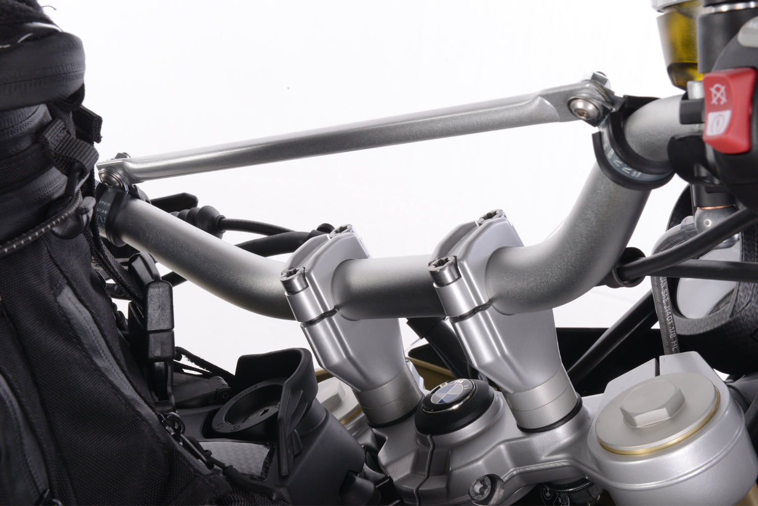 The 20 mm aluminium Wunderlich handlebar riser for F 650 | 700 | 800 GS provides better handling and a relaxed, upright position.