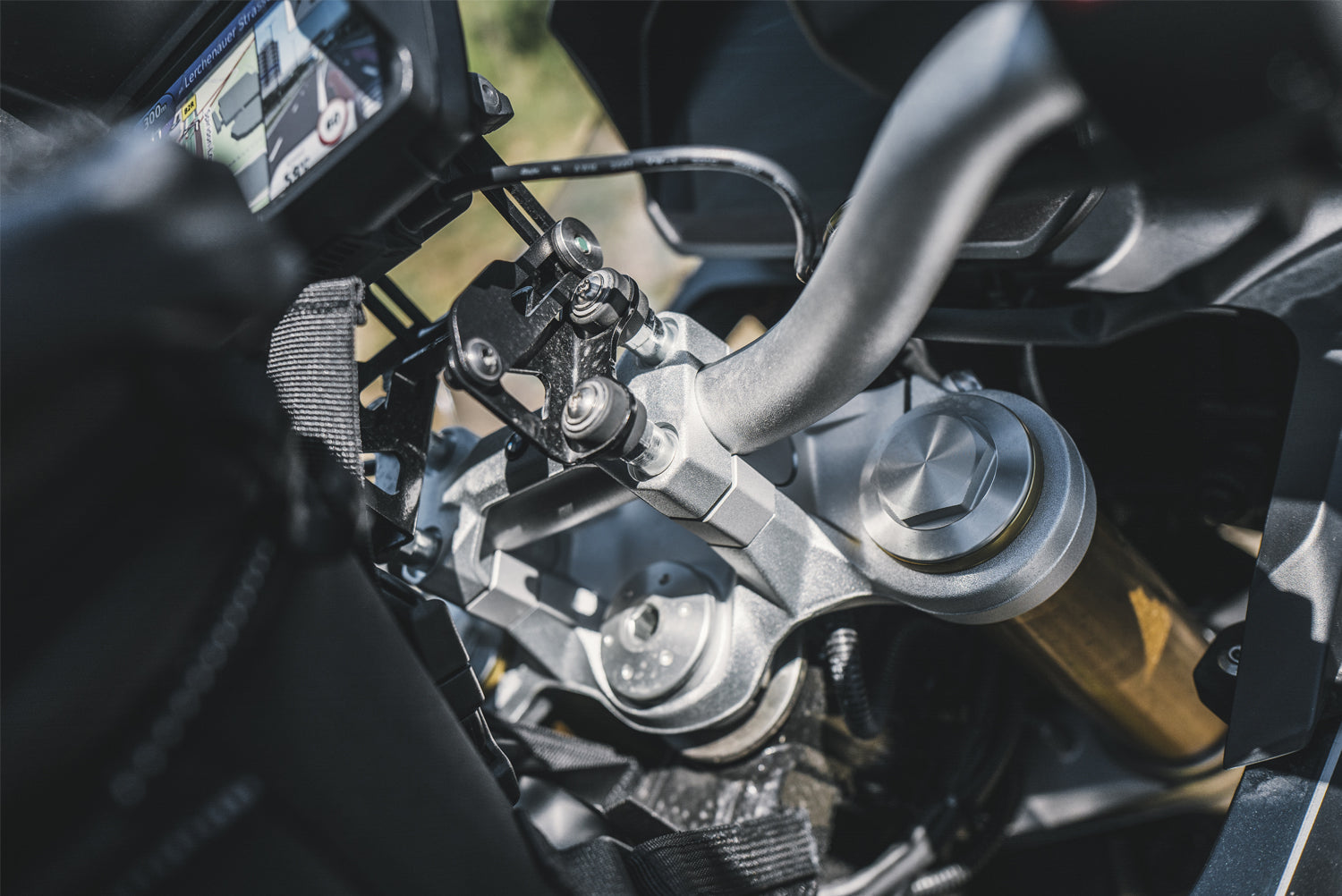 Wunderlich 20 mm handlebar riser for BMW F 850 GS. Better handling and direct riding experience, individual sitting position, more comfort.