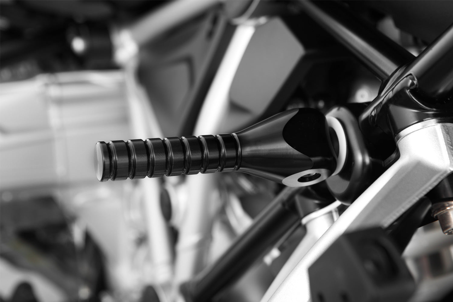 This foldable jack lever mounts on the left of the frame via a solid, fitted console