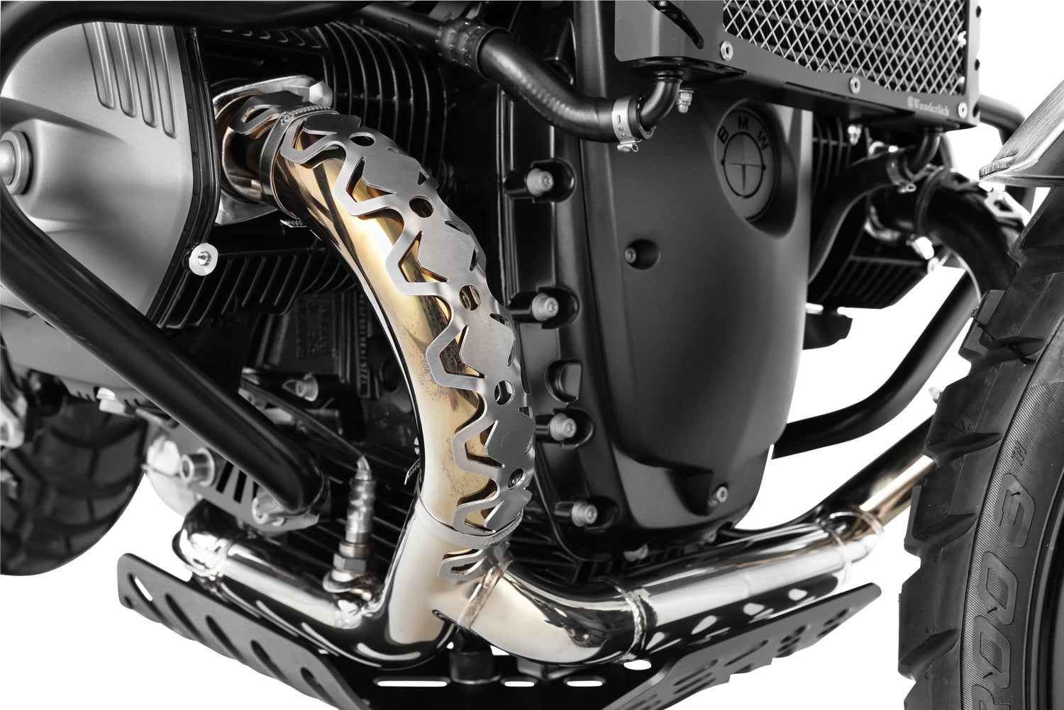 The protector for the R 1200 GS exactly matches the round radius of the header pipe assembly, made from aluminium.