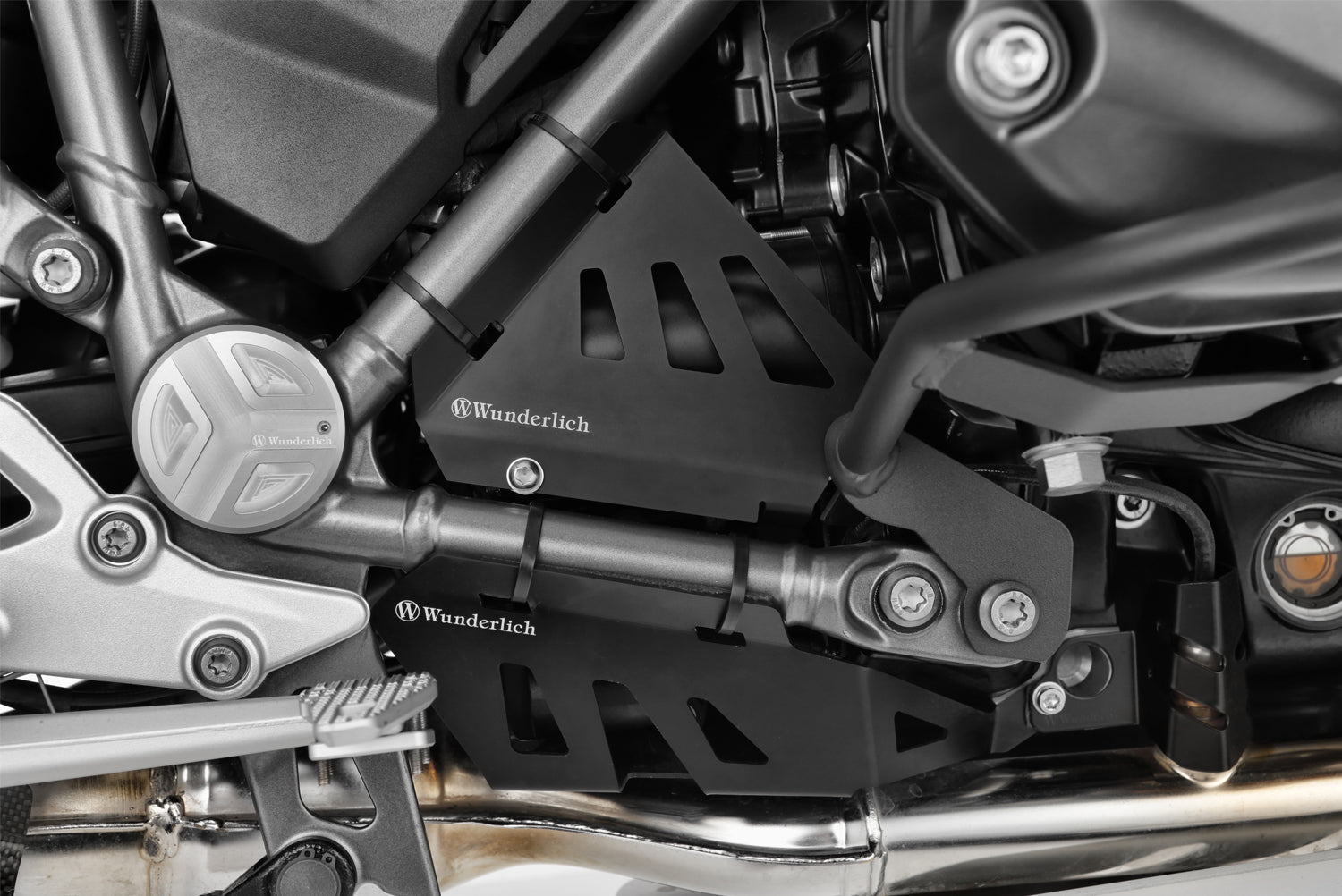The Wunderlich exhaust flap control cover reliably protects the control flaps on the BMW R1200GS LC against damage
