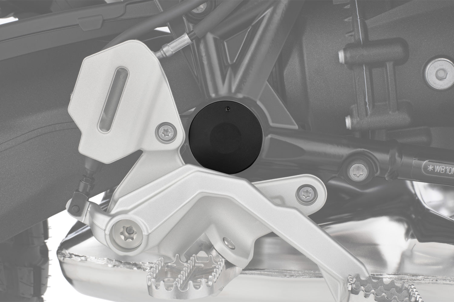 With the silver swingarm pivot covers Classic the large cavities of the swing arm pivot of the R nineT are permanently protected.