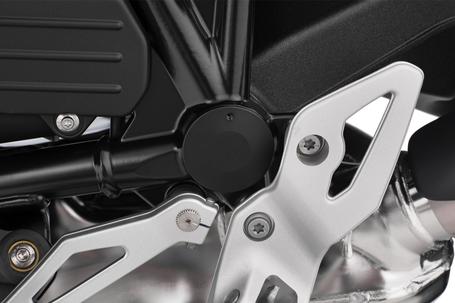 With the silver swingarm pivot covers Classic the large cavities of the swing arm pivot of the R nineT are permanently protected.