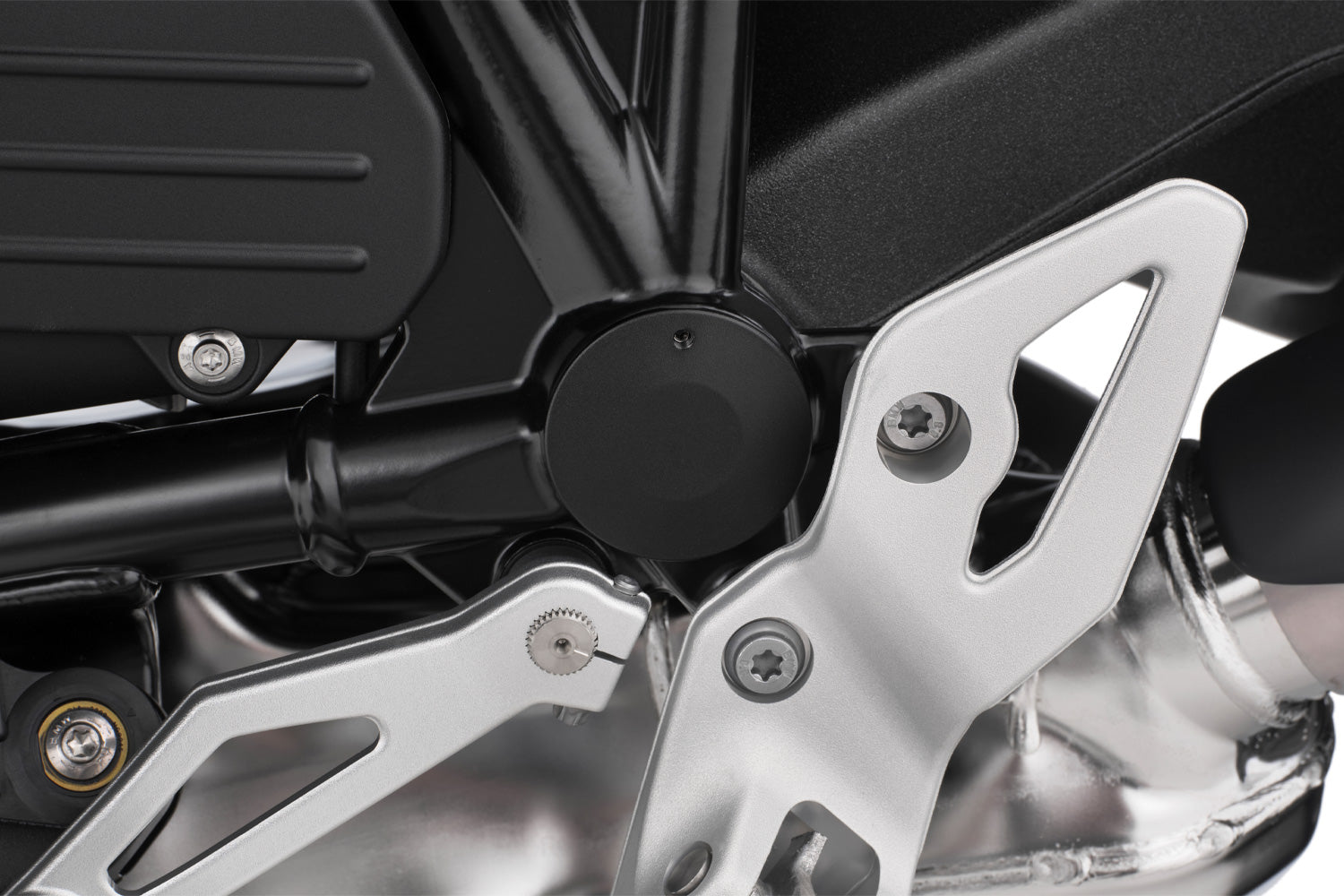 With the silver swingarm pivot covers Classic the large cavities of the swing arm pivot of the R nineT are permanently protected.
