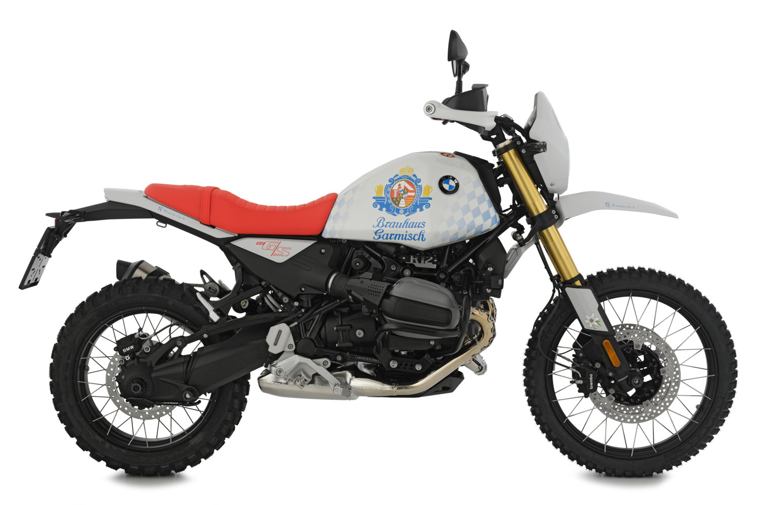 With the silver swingarm pivot covers Classic the large cavities of the swing arm pivot of the R nineT are permanently protected.