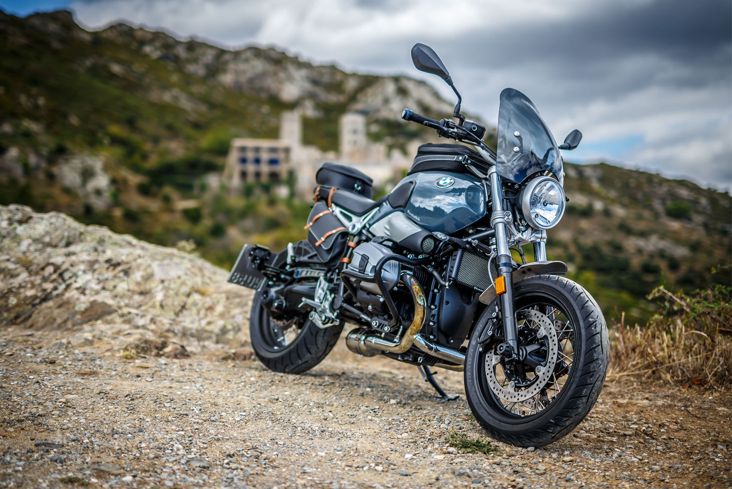 With the silver swingarm pivot covers Classic the large cavities of the swing arm pivot of the R nineT are permanently protected.