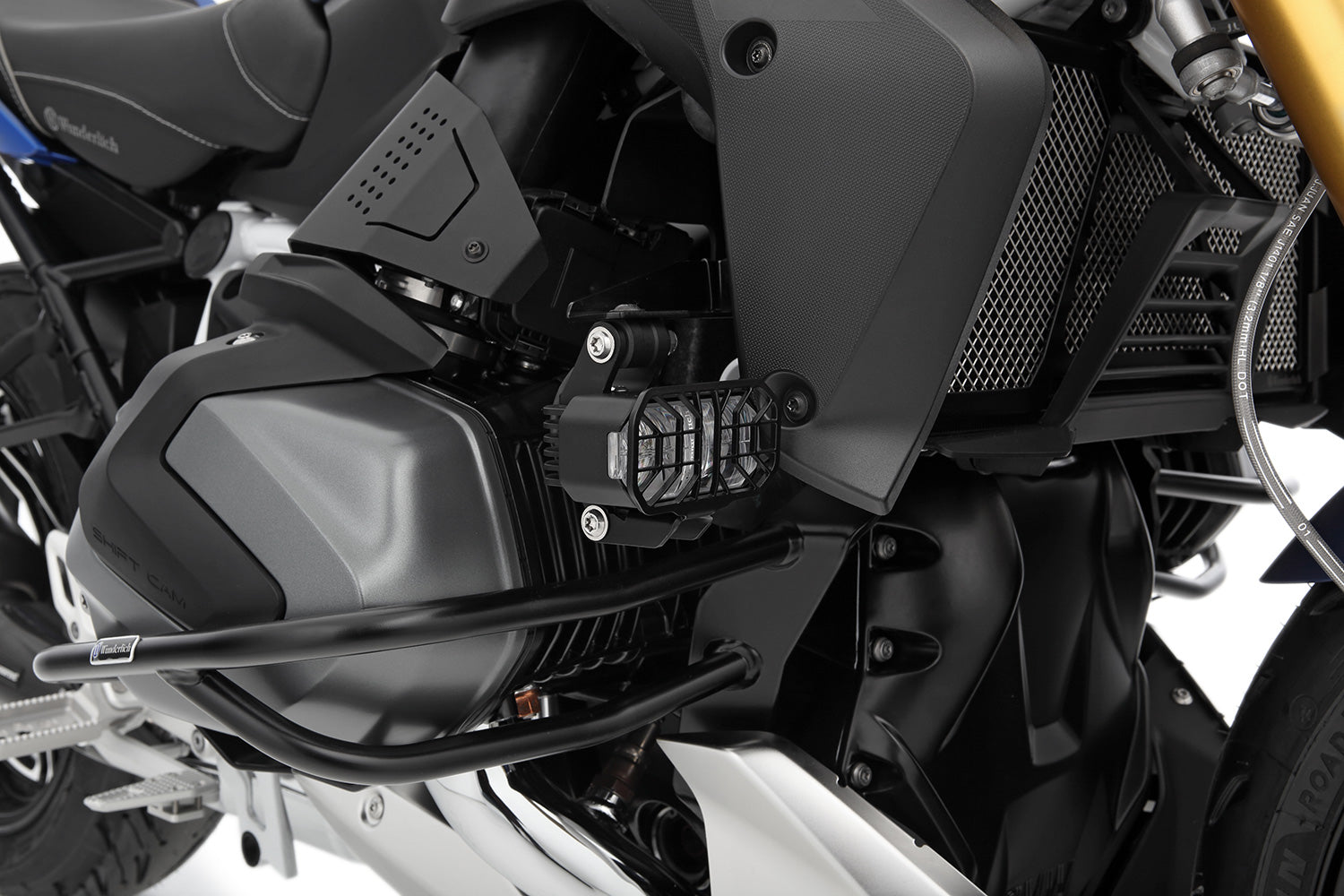With a full 2 x 4000, so a total of 8000 lumen, they provide four times the luminous flux of conventional auxiliary headlights