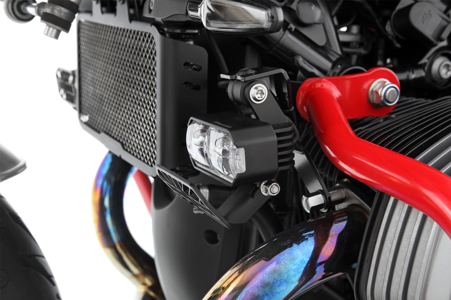 With a full 2 x 4000, so a total of 8000 lumen, they provide four times the luminous flux of conventional auxiliary headlights