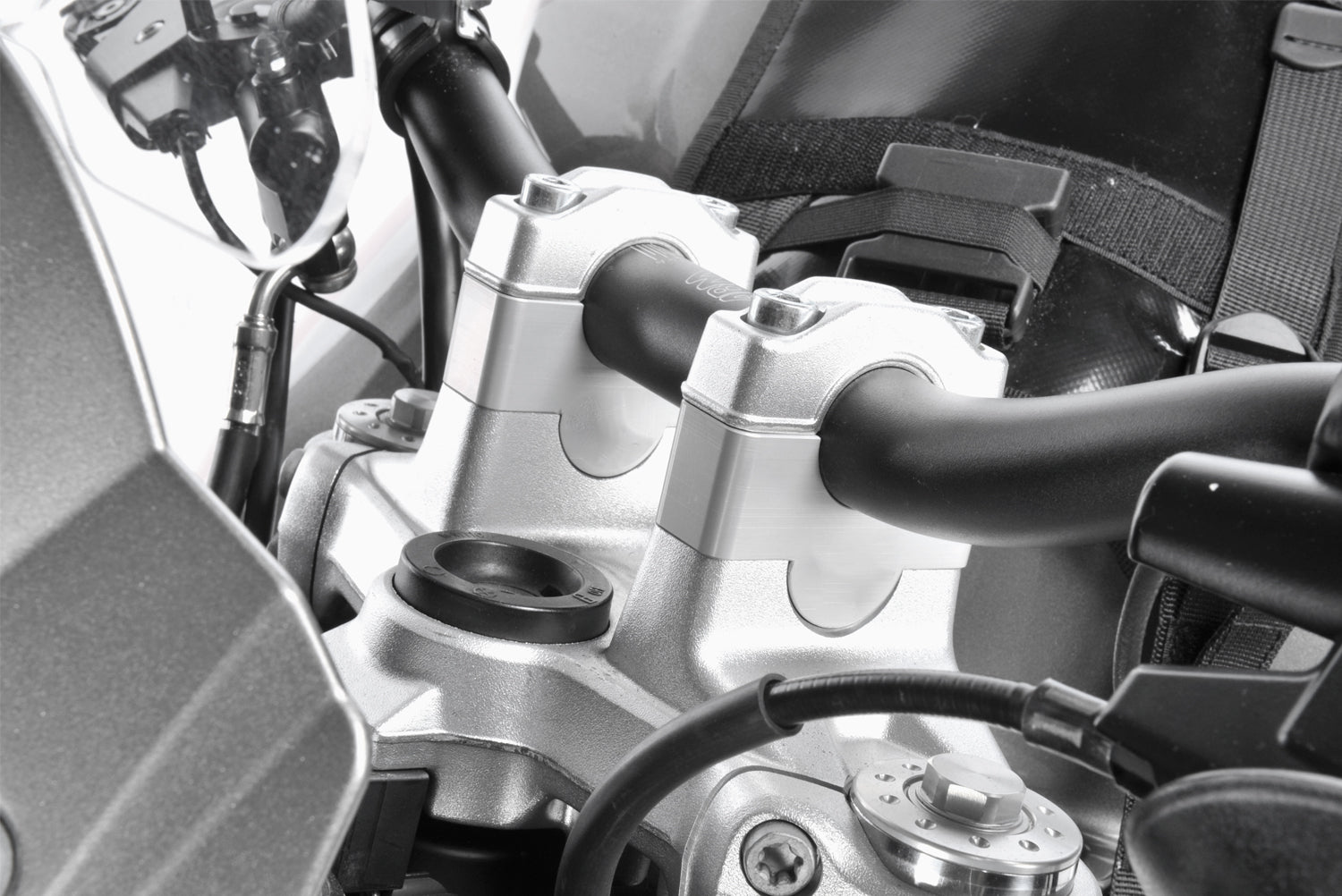 The 25mm aluminium Wunderlich handlebar riser for F 800 R provides better handling and a relaxed, upright position.