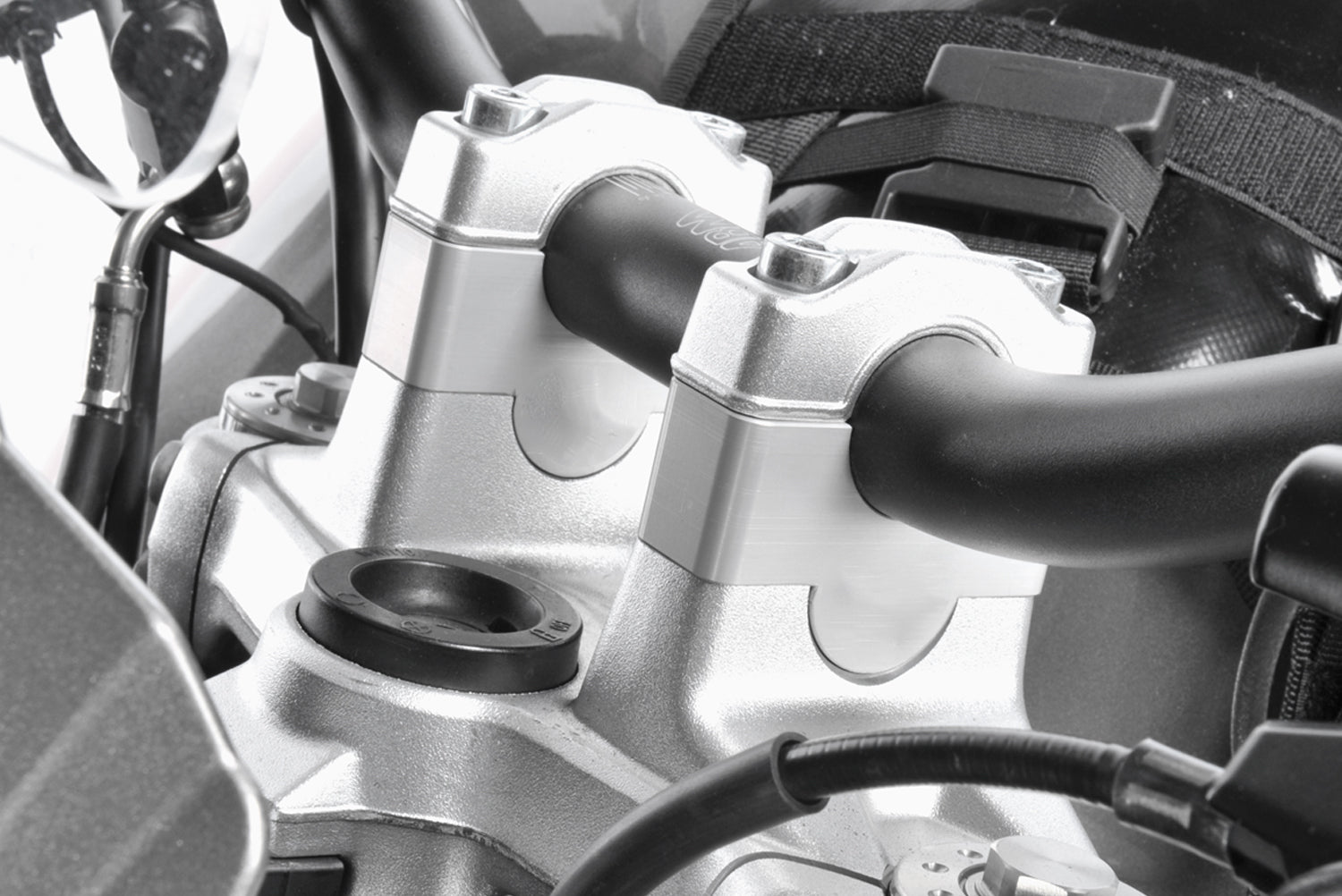 The 25mm aluminium Wunderlich handlebar riser for F 800 R provides better handling and a relaxed, upright position.