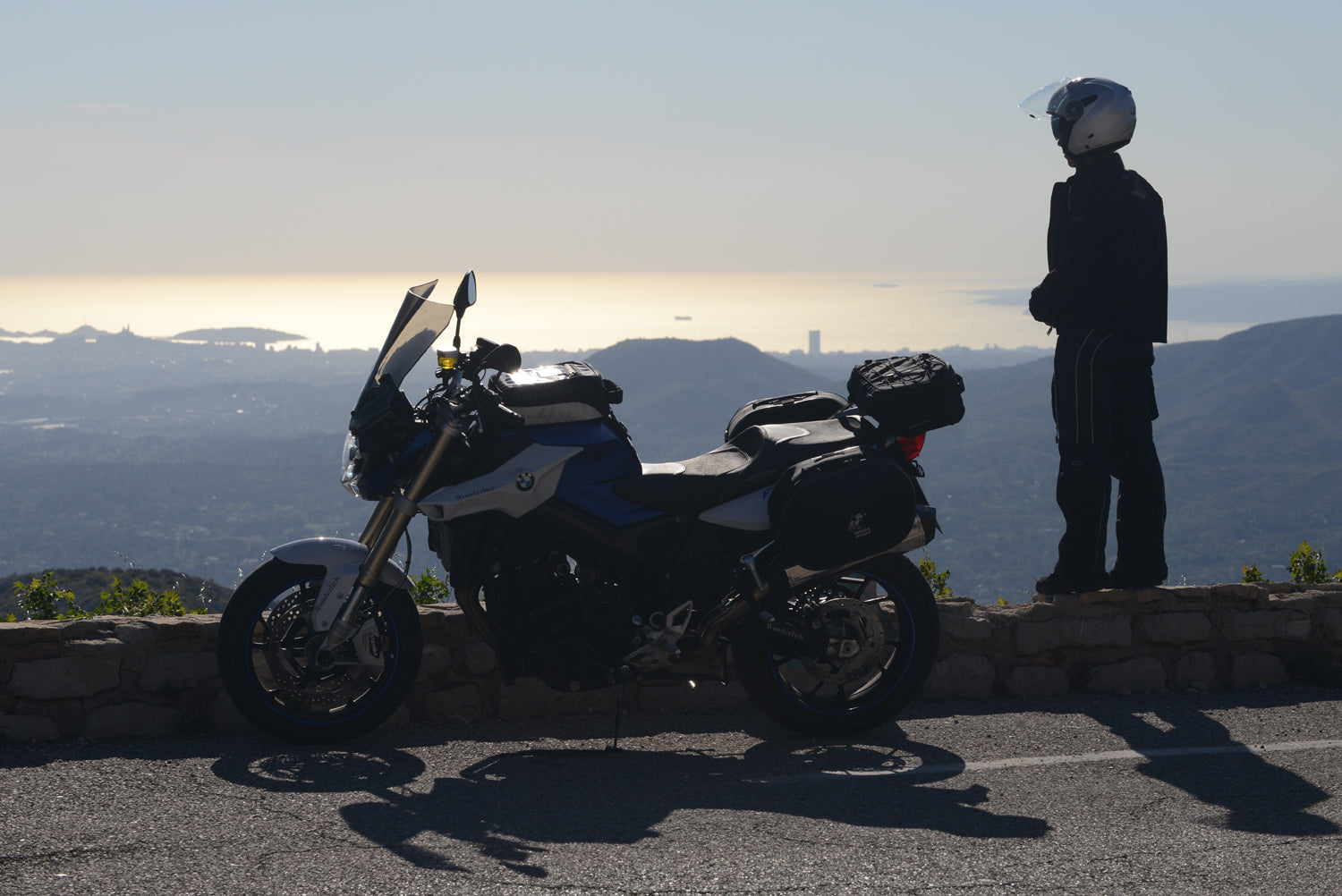 The 25mm aluminium Wunderlich handlebar riser for F 800 R provides better handling and a relaxed, upright position.