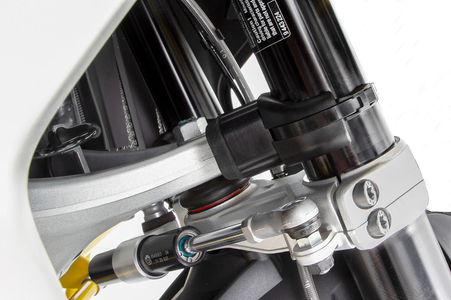 Limit and dampen the steering angle in the event of a fall, even before the standard steering stops are reached with full force