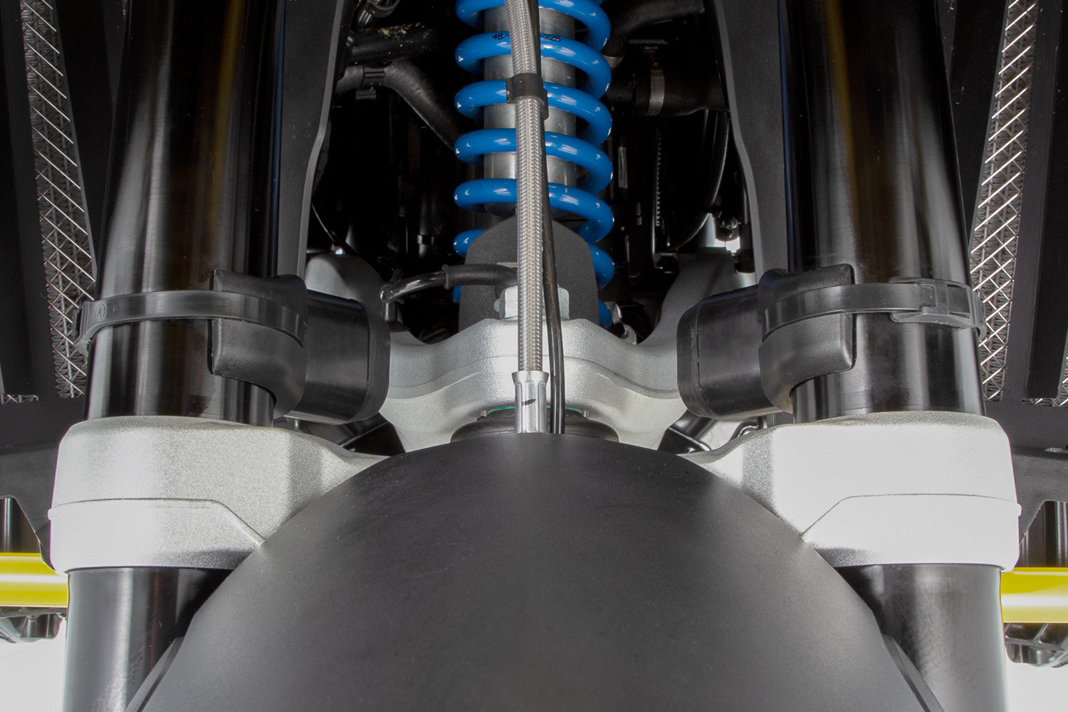Limit and dampen the steering angle in the event of a fall, even before the standard steering stops are reached with full force