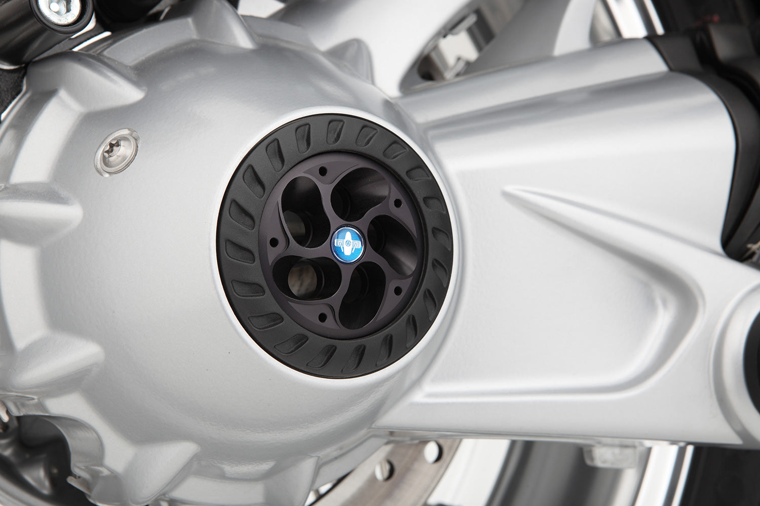 The silver anodised aluminium hub cover »TORNADO« close the hub tunnel dynamically at both ends. For BMW R 1200, K 1200, K 1300 models.