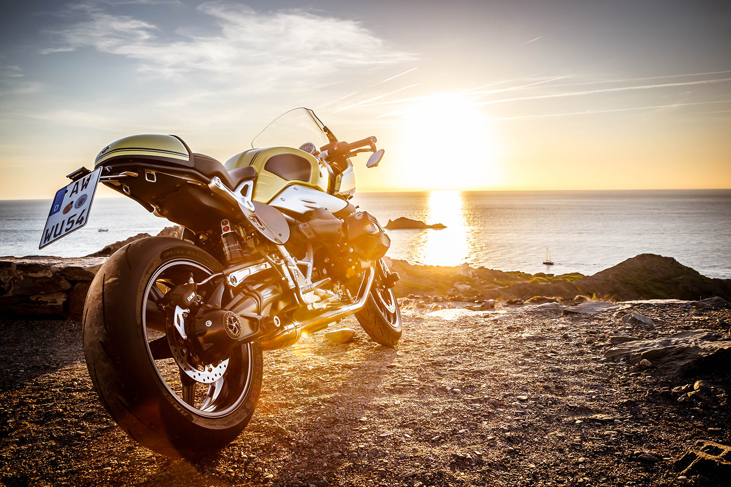The silver anodised aluminium hub cover »TORNADO« close the hub tunnel dynamically at both ends. For BMW R 1200, K 1200, K 1300 models.