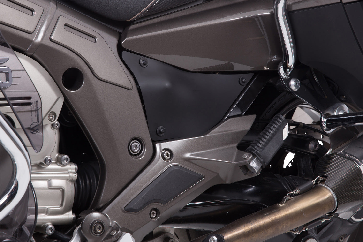 We close up the gap with a slim and attractive 4mm thick side cover. Protects the frame from scratches especially when riding off-road.