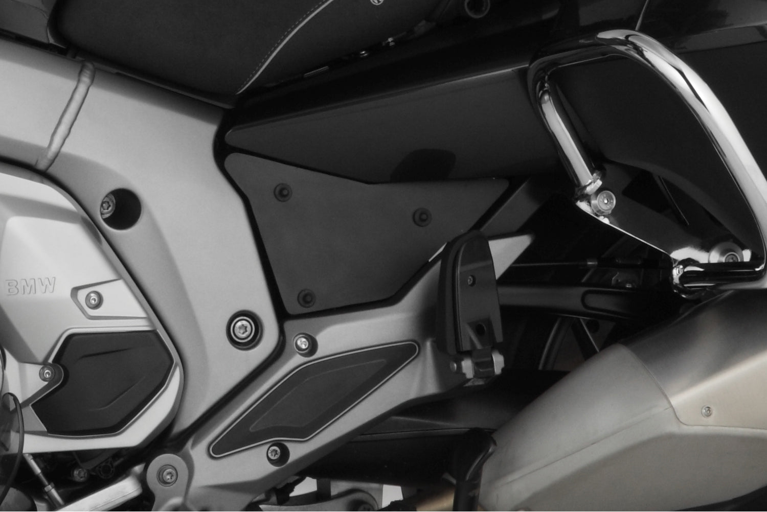 Reliably protects the rear against dirt and splashed up water