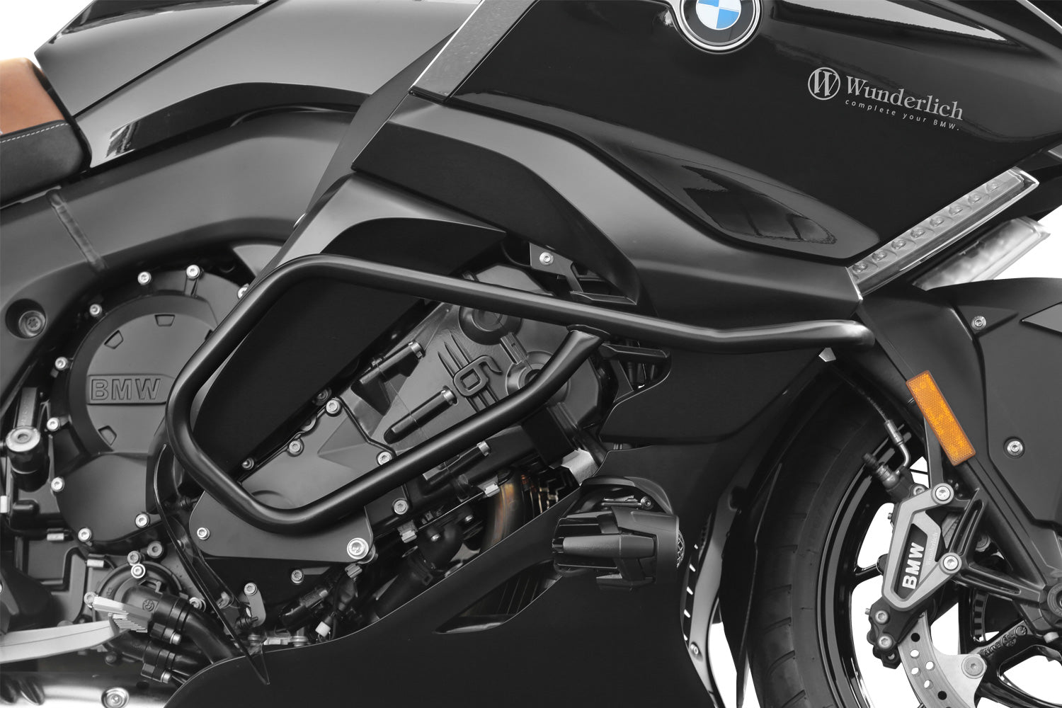 The engine protection bar integrates perfectly into the design of the dynamically styled K 1600 B and provides best protection.