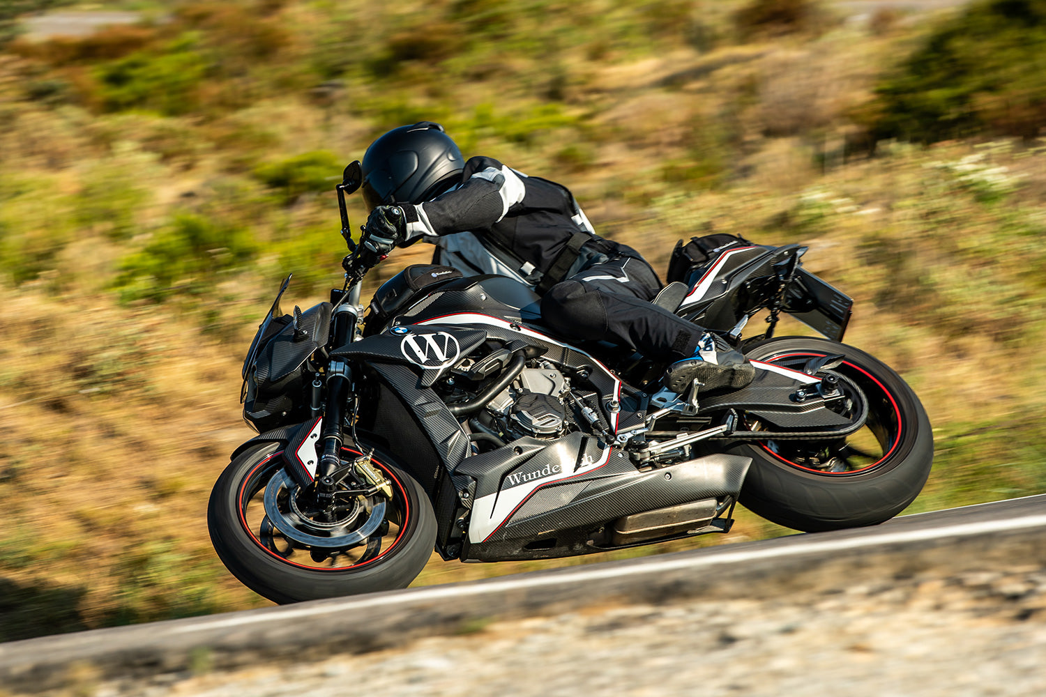 Sport windshield for the S 1000R with an optimal profile and uniformly distributed approaching flow at any speed.