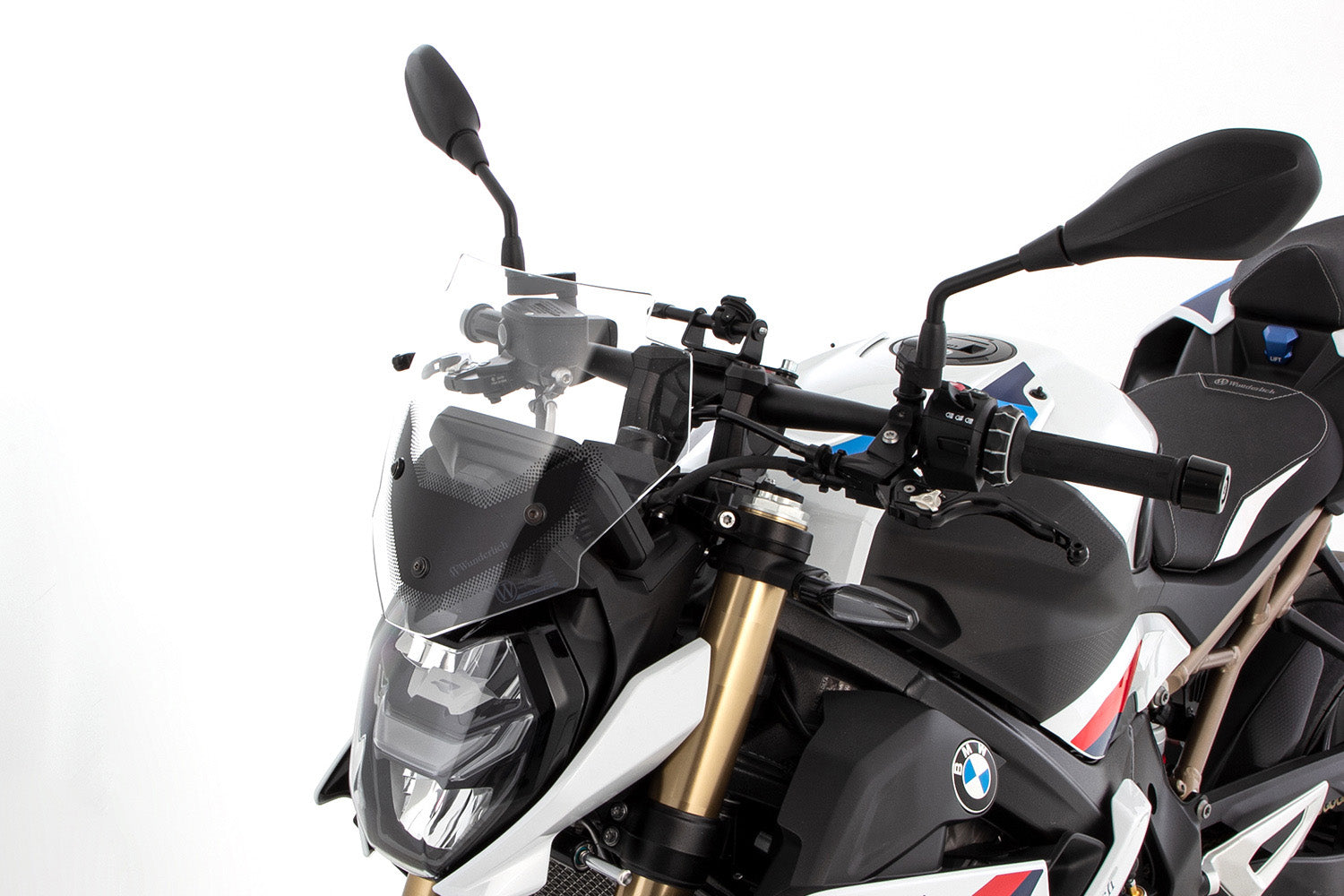 The windshield integrates perfectly into the overall layout, emphasises the contours of the machine