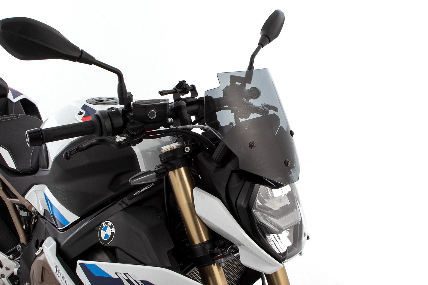 The windshield integrates perfectly into the overall layout, emphasises the contours of the machine