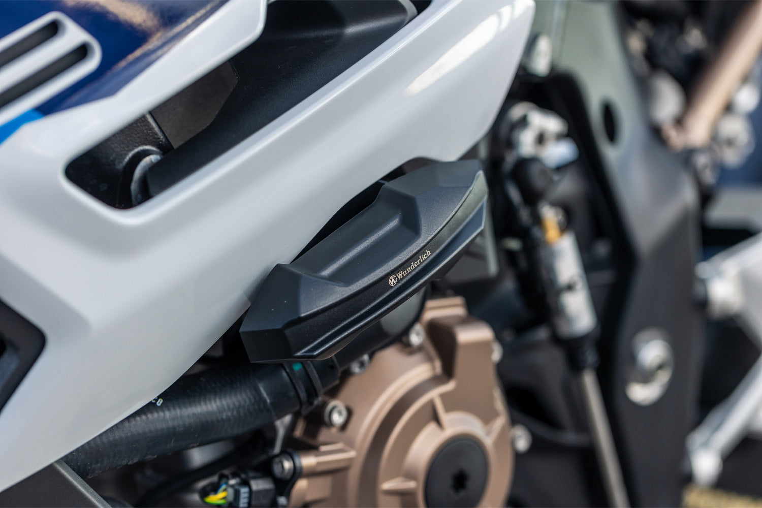 Racing crash pads for the BMW S 1000 R 2021 from Wunderlich. Crash pads mitigate the expensive consequences of crashes, falls and skids.