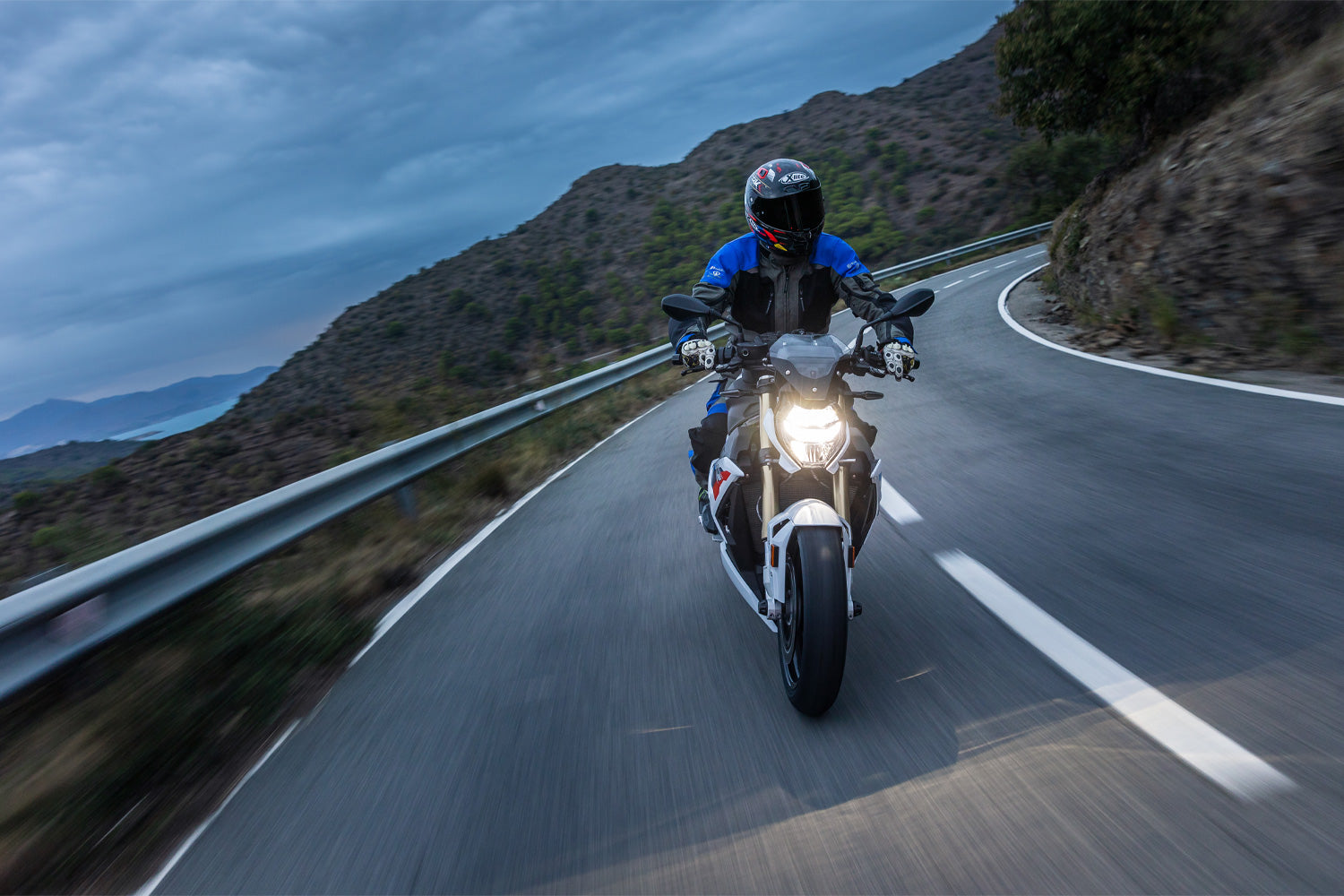 Racing crash pads for the BMW S 1000 R 2021 from Wunderlich. Crash pads mitigate the expensive consequences of crashes, falls and skids.