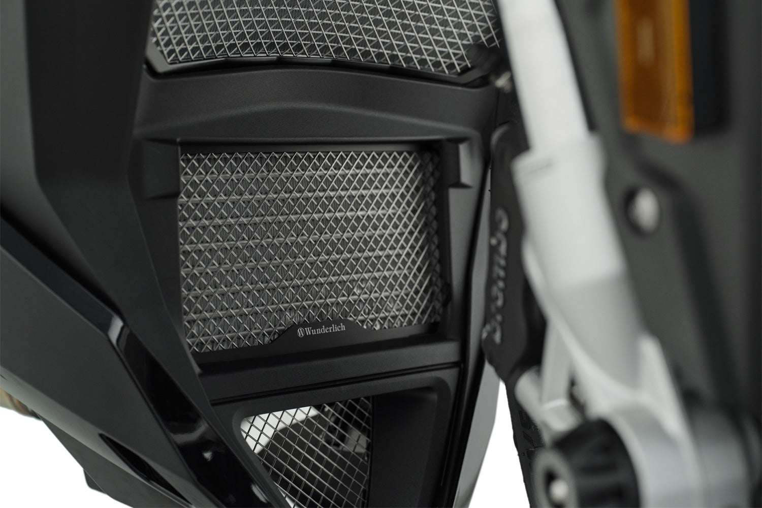Prevents damage and heavy dirt from foreign bodies thrown up by the front wheel