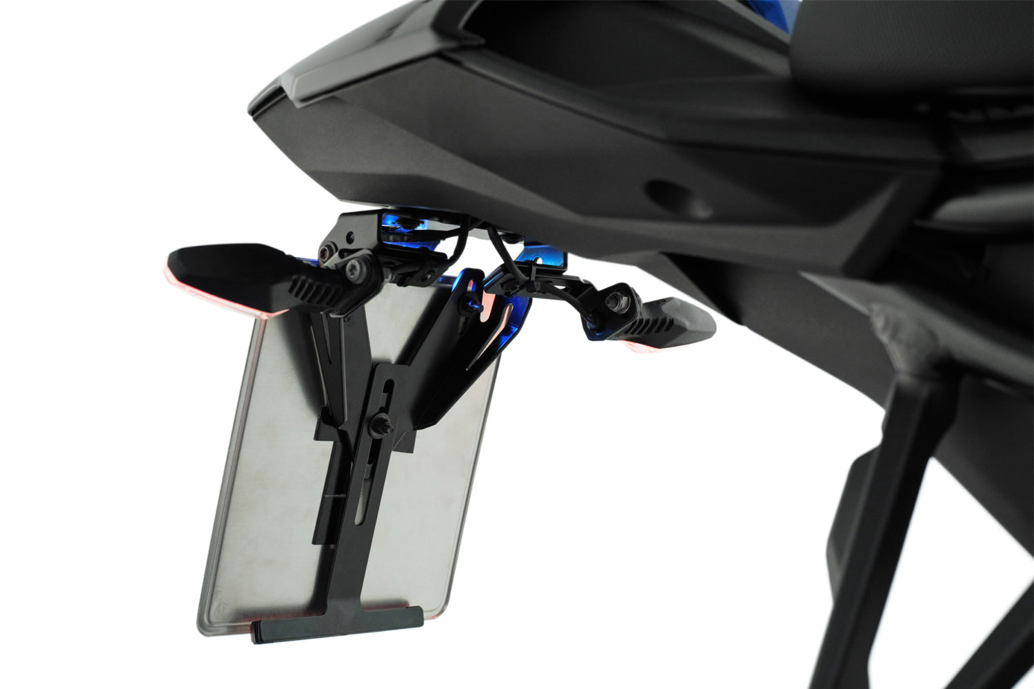 The licence plate holder can be disassembled in no time - this saves weight when training on the race track and improves the aerodynamics
