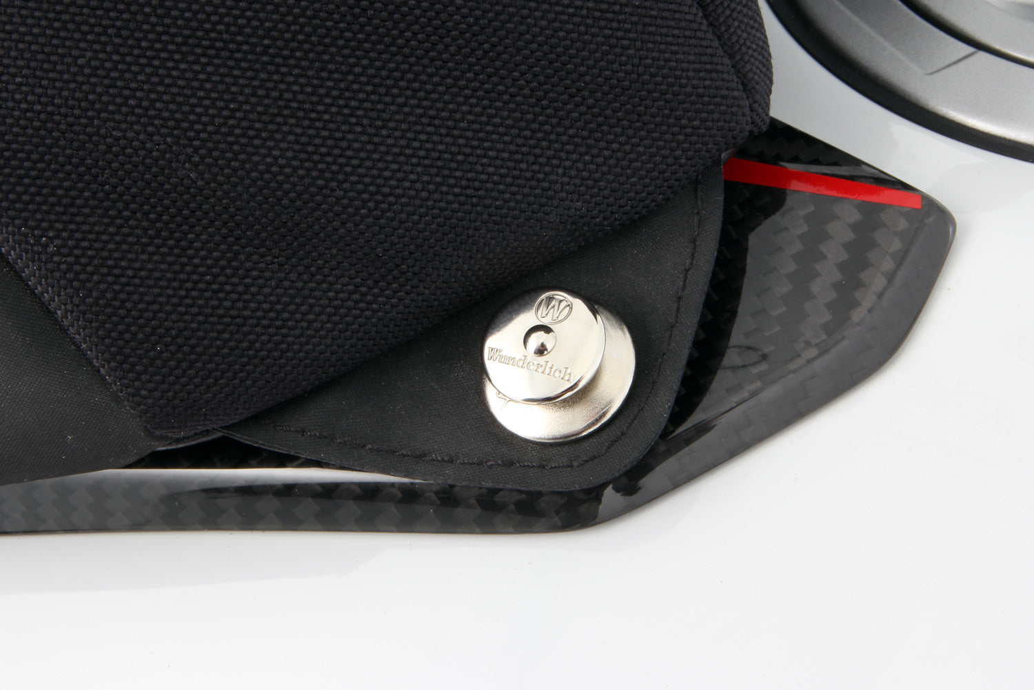 The tailored sporty tank bag for the RR is the ideal solution for everyday travel.