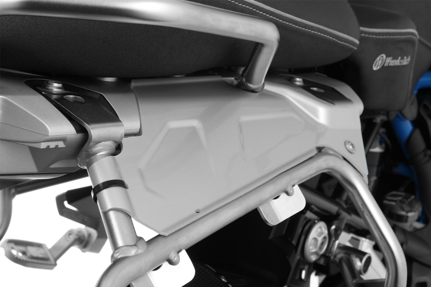 The two covers close the openings between the case carriers and the tail frame and create an appealing look.