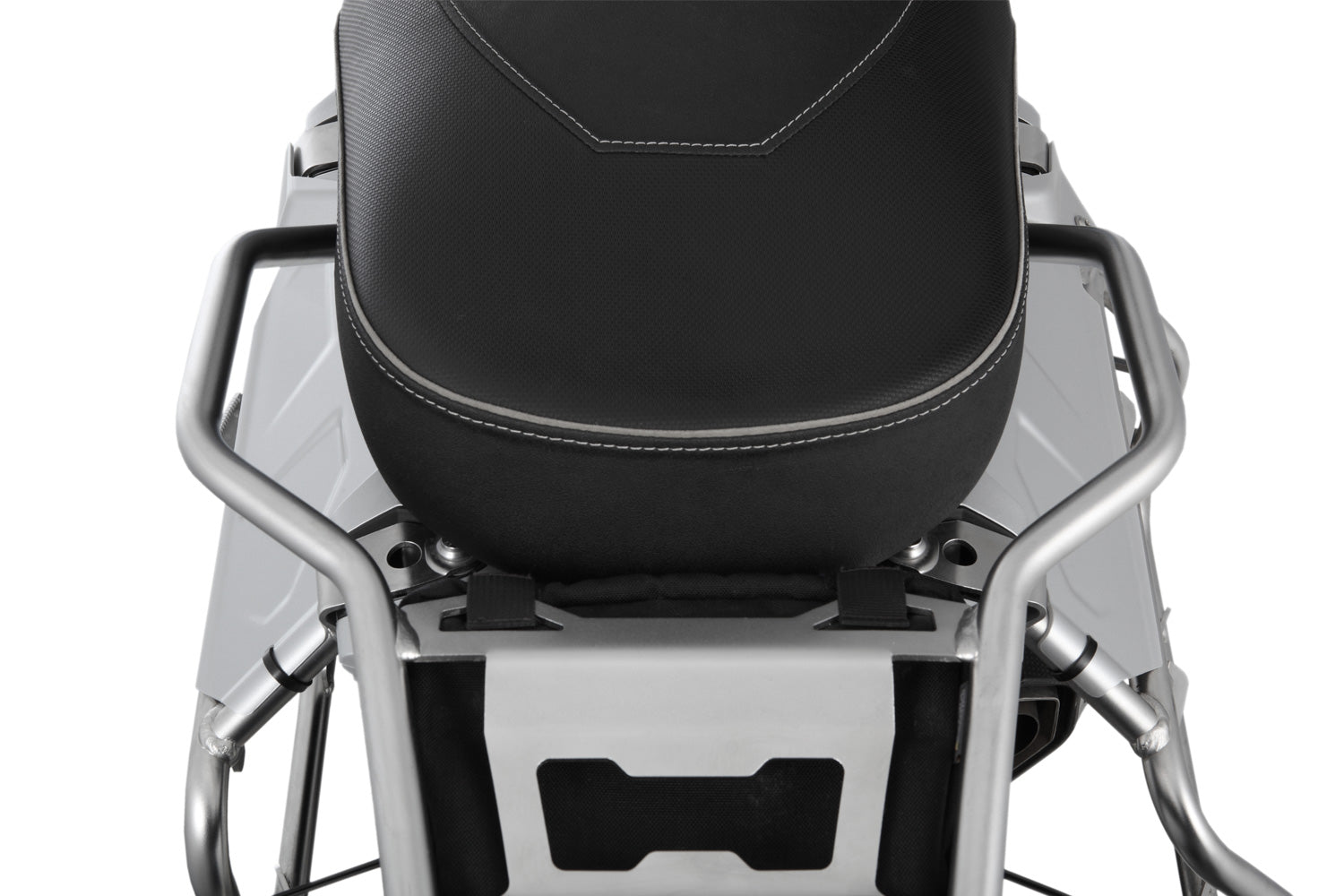 The two covers close the openings between the case carriers and the tail frame and create an appealing look.