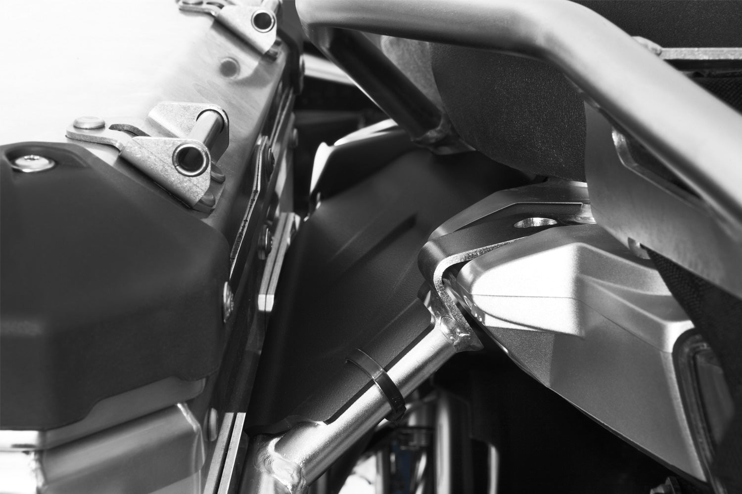 The two covers close the openings between the case carriers and the tail frame and create an appealing look.