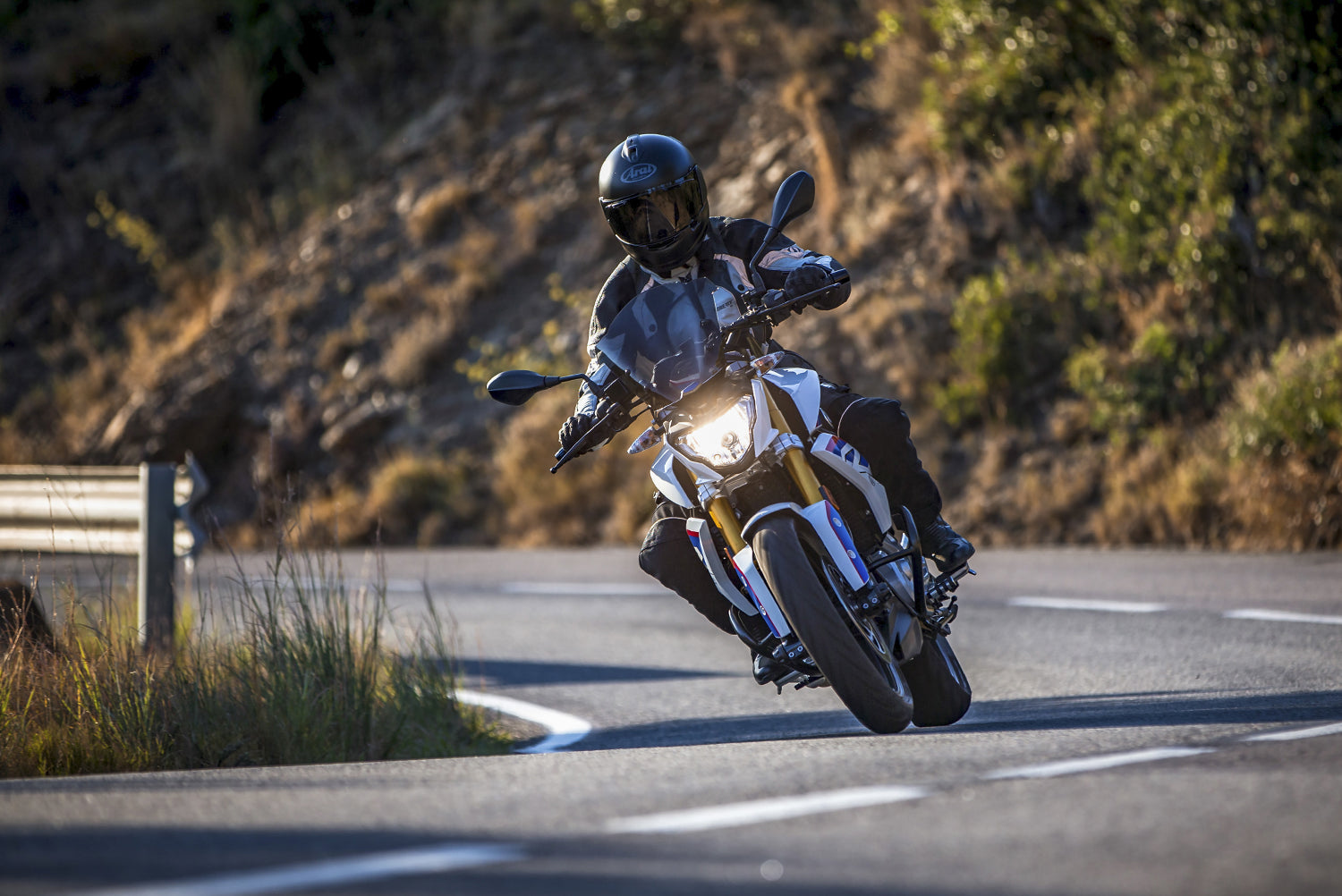 Ergonomic, upright seat position on the G 310 R