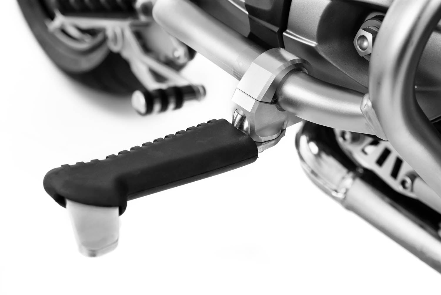 The practical and comfortable crash bar foot rests allow relaxed riding, even on long trips.