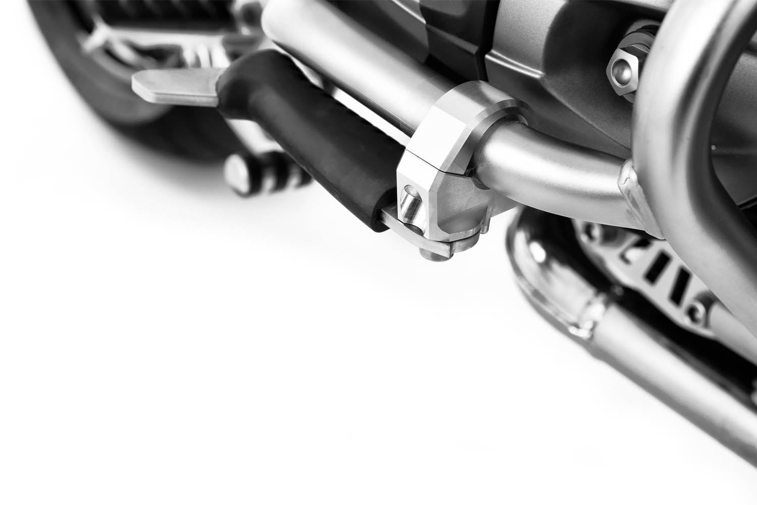 The practical and comfortable crash bar foot rests allow relaxed riding, even on long trips.
