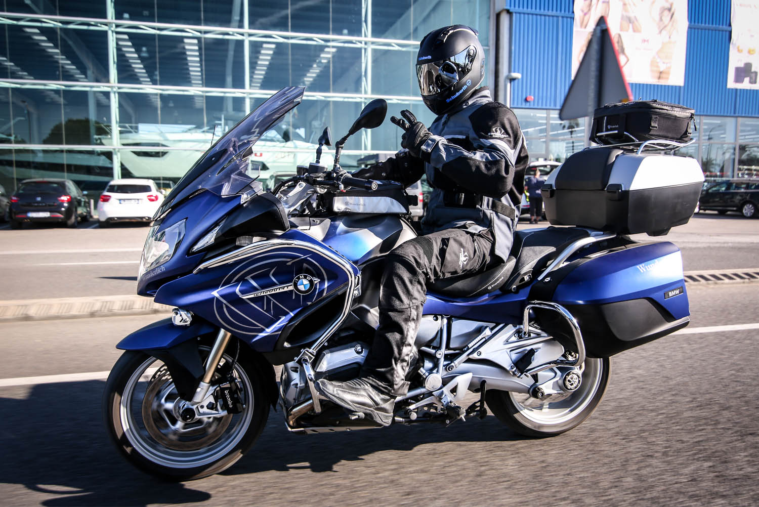 The practical and comfortable crash bar foot rests allow relaxed riding, even on long trips.