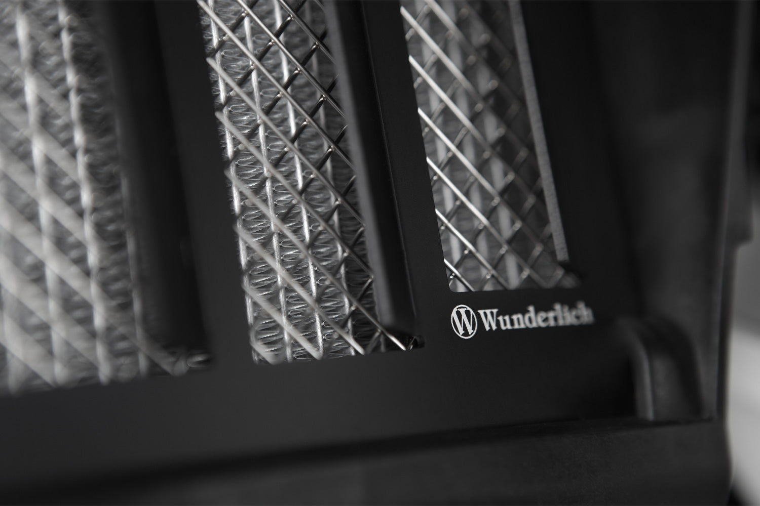 The fine mesh stainless steel grillee of the EXTREME radiator guard protects the radiator effectively and ensures lasting optimal cooling