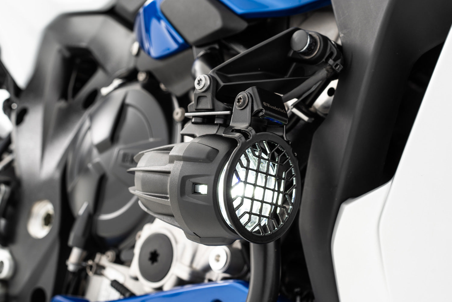 The high-quality, circular headlight protective grille covers the Nano additional headlight by over 100%