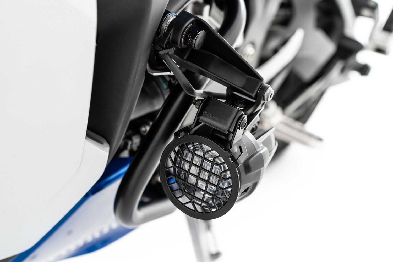 The high-quality, circular headlight protective grille covers the Nano additional headlight by over 100%