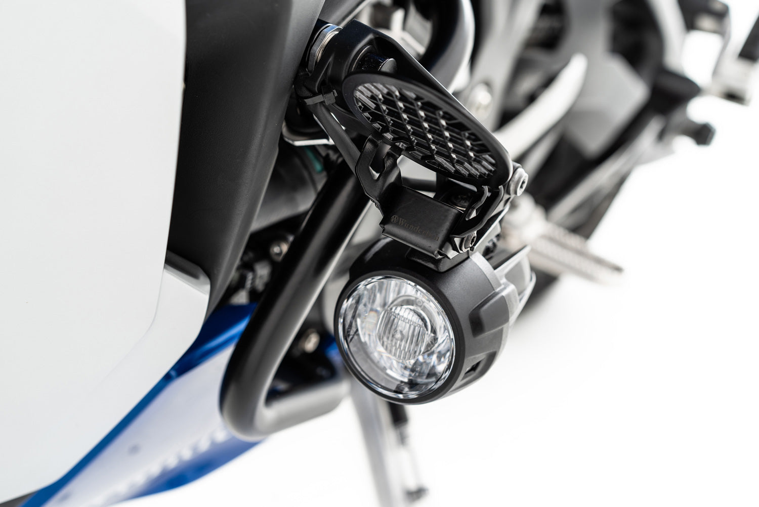The high-quality, circular headlight protective grille covers the Nano additional headlight by over 100%
